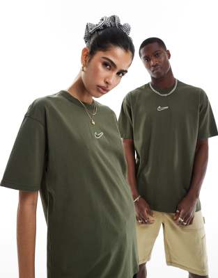 Nike - Oversize-T-Shirt in Dunkelgrün mit mittigem Swoosh-Logo-Gelb