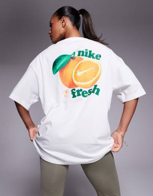 Nike - Oversize-T-Shirt in Weiß mit Frucht-Logo