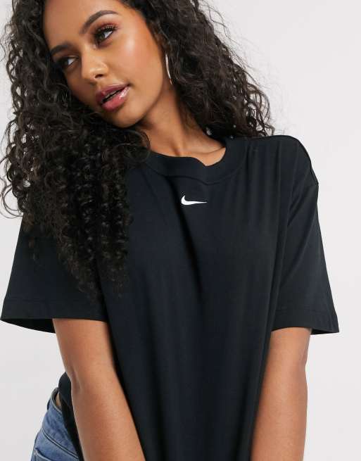 Nike OversizedBoyfriendTShirt mit mittigem SwooshLogo in Schwarz ASOS