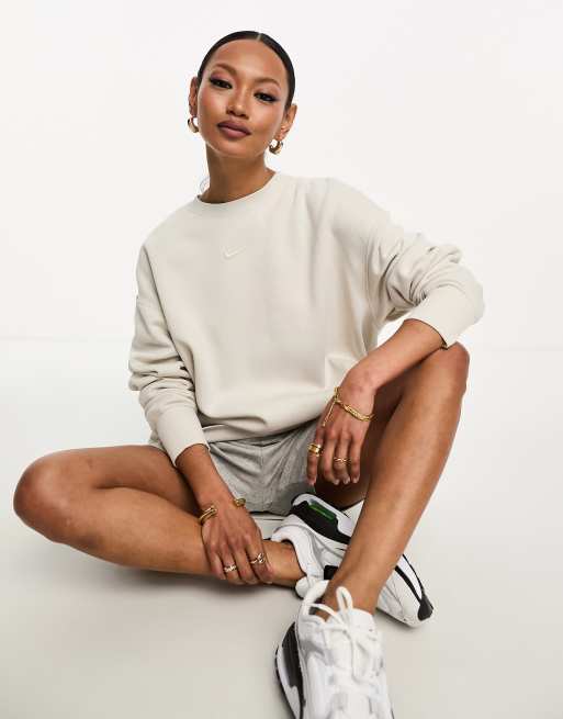 Nike - Oversized fleece sweatshirt met mini-swoosh in lichtbruin, 3 van 4
