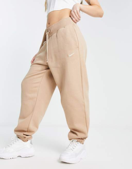 Nike - Oversized joggingbroek met mini-swoosh en hoge taille in hennepbruin