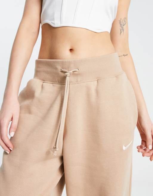 Nike - Oversized joggingbroek met mini-swoosh en hoge taille in hennepbruin, 3 van 4