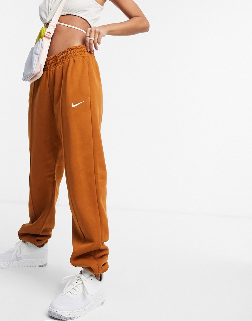 Nike - Oversized joggingbroek met mini-swoosh in geelbruin