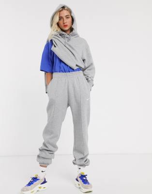 Nike - Oversized joggingbroek met mini-swoosh in grijs | ASOS