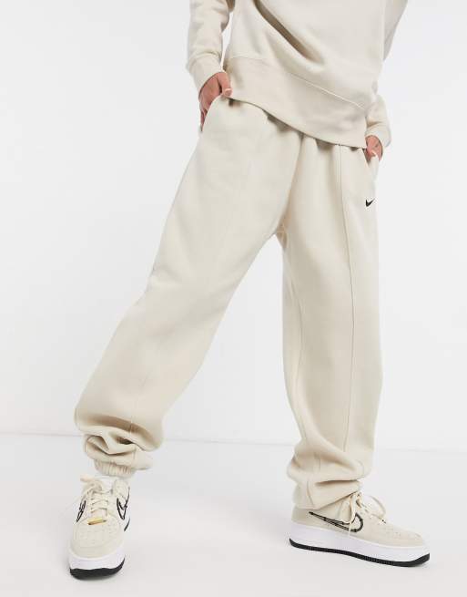 Nike - oversized joggingbukser i havrefarve med mini swoosh