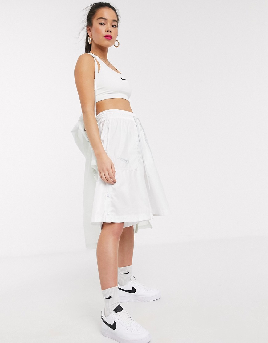 Nike - Oversized shorts in wit met Swoosh op zakken