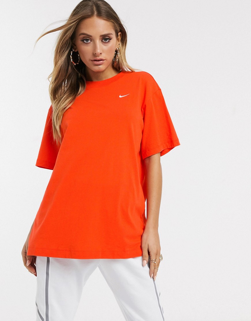 Nike - Oversized T-shirt met kleine swoosh in oranje