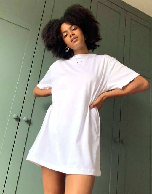 Kip Vesting tijdschrift Nike - Oversized T-shirtjurk met kleine swoosh in wit | ASOS