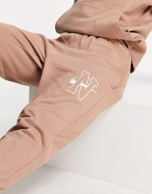 Nike - Oversized unisex-joggingbukser i fleece med vintage-logo i forvasket brun, 2 af 4