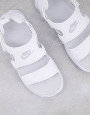 Nike Owaysis Sandals in white | ASOS