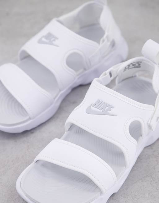 Nike on sale white sandals