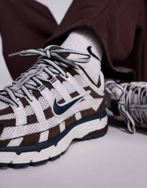 Nike – P-6000 – Buty sportowe w kolorze białym i bordowym, 4 z 5