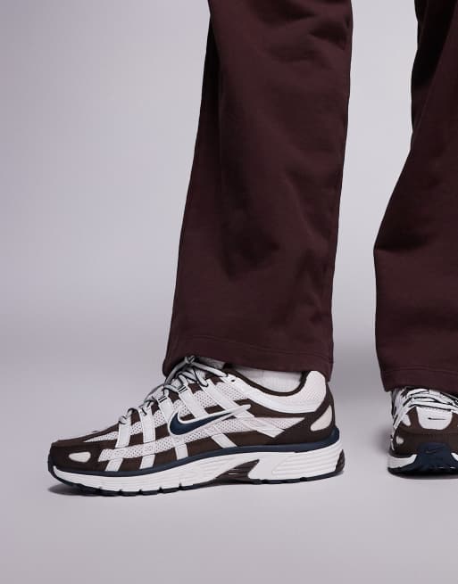 Nike – P-6000 – Buty sportowe w kolorze białym i bordowym, 5 z 5