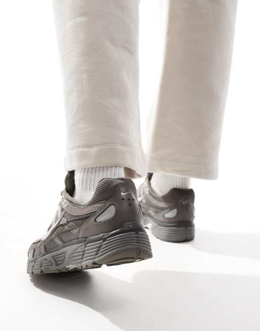 Nike – P-6000 – Grå och silvermetalliska träningsskor i unisex-modell , 5 av 5