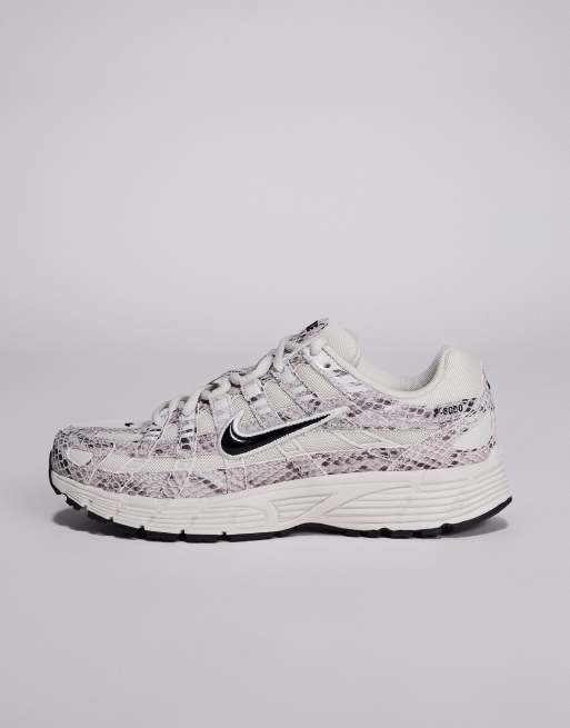 Nike – P-6000 – Jasnobrązowe buty sportowe w wężowy wzór, 2 z 5