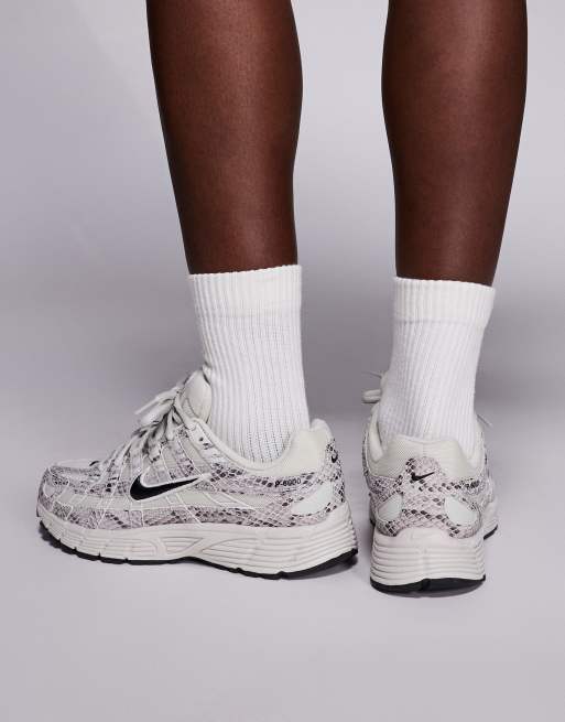 Nike – P-6000 – Jasnobrązowe buty sportowe w wężowy wzór, 3 z 5