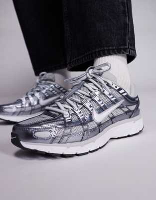 Nike - P-6000 - Sneaker in Grau und Silber