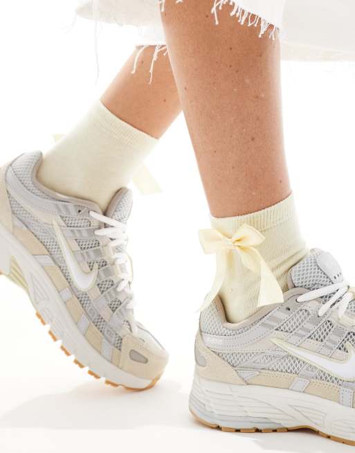 Nike – P-6000 – Sneaker in Silber und Beige