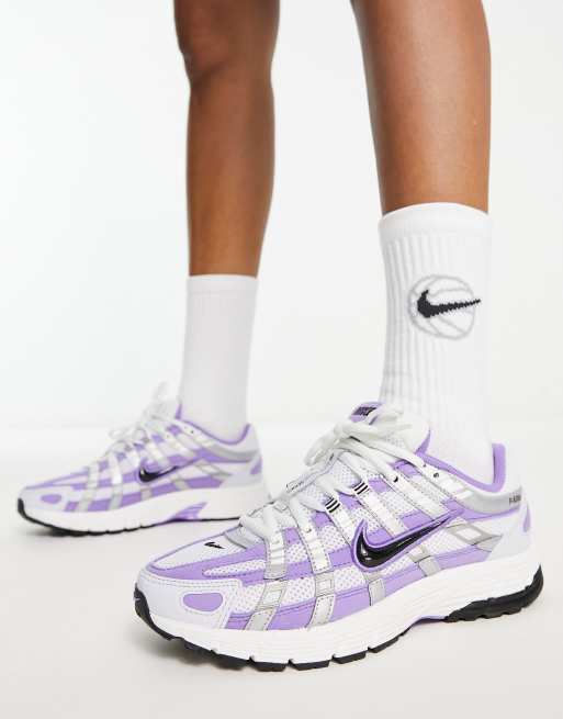 Nike – P-6000 – Sneaker in Silber und Lila