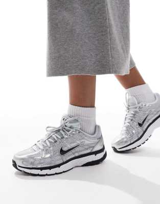 Nike - P-6000 - Sneaker in Silber und Schwarz-Braun