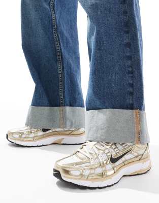 Nike - P-6000 - Sneaker in Weiß und Gold