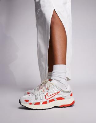 Nike - P-6000 - Sneaker in Wollweiß und Rot