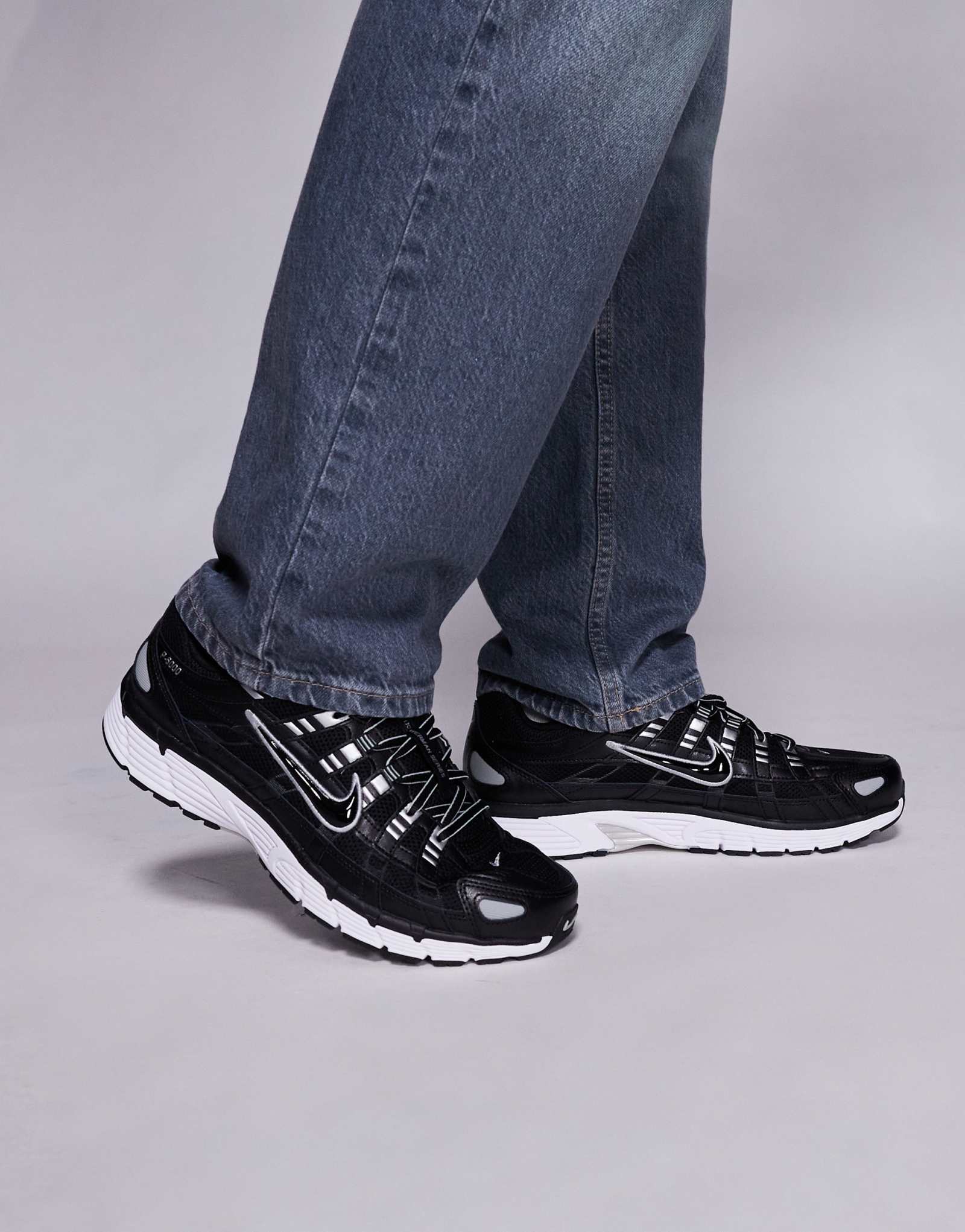 Кроссовки Nike P-6000 черного и серебристого цвета 