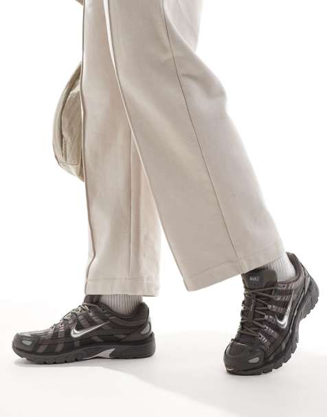 Nike - P-6000 - Sneakers in grijs en metallic zilver - view 1