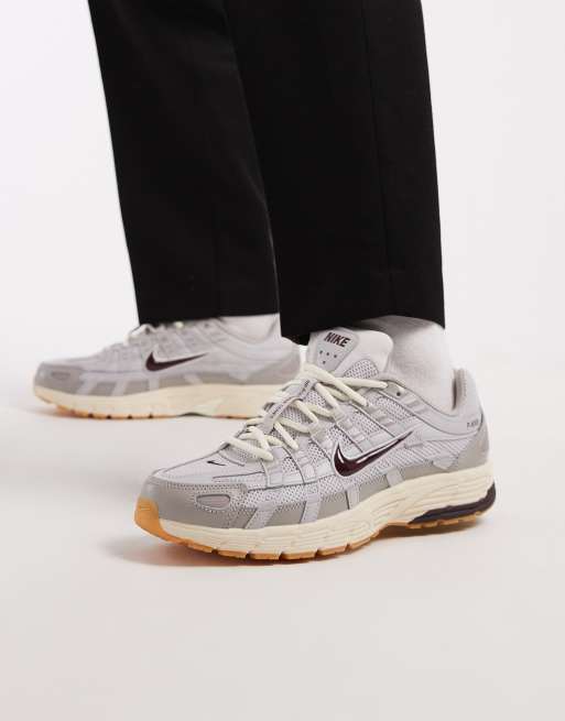 Nike - P-6000 Sneakers in lichtgrijs en bordeauxrood, 2 van 5