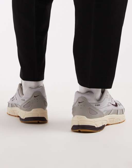 Nike - P-6000 Sneakers in lichtgrijs en bordeauxrood, 3 van 5