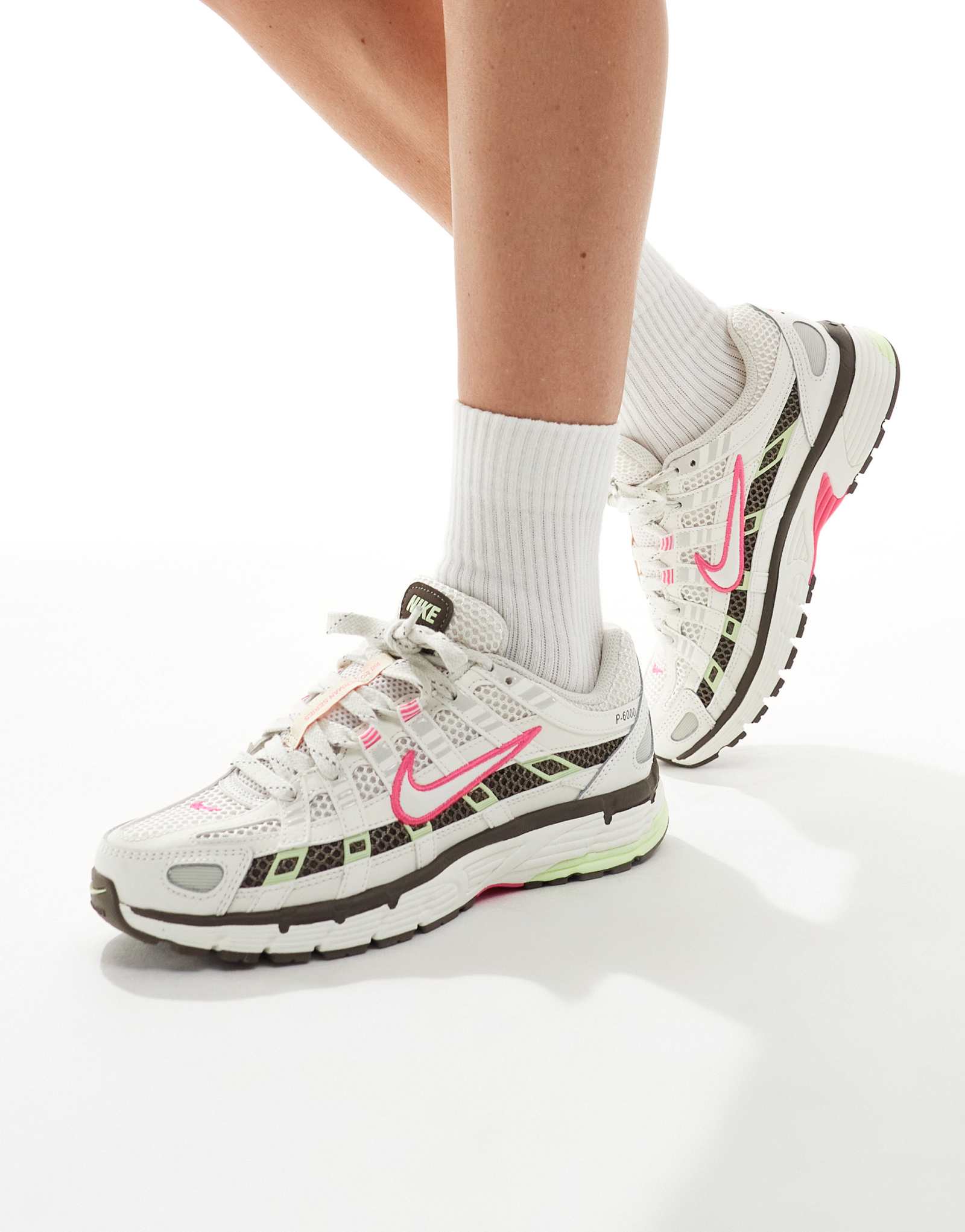 Кроссовки Nike P-6000 белого, розового и зеленого цветов