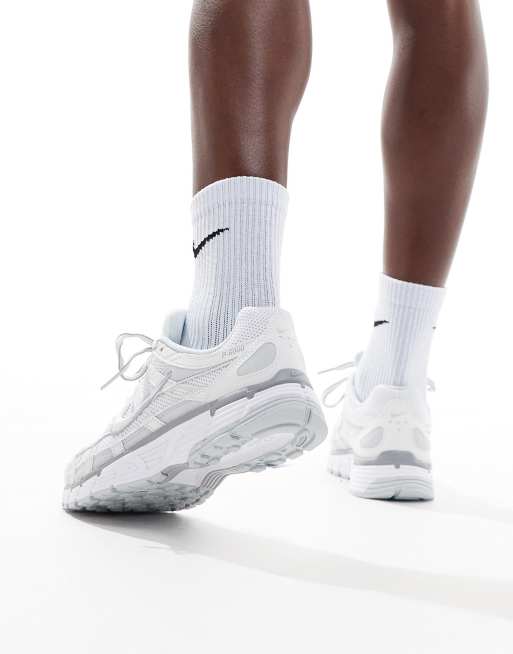Nike P-6000 sneakers in white and silver, 4 of 5