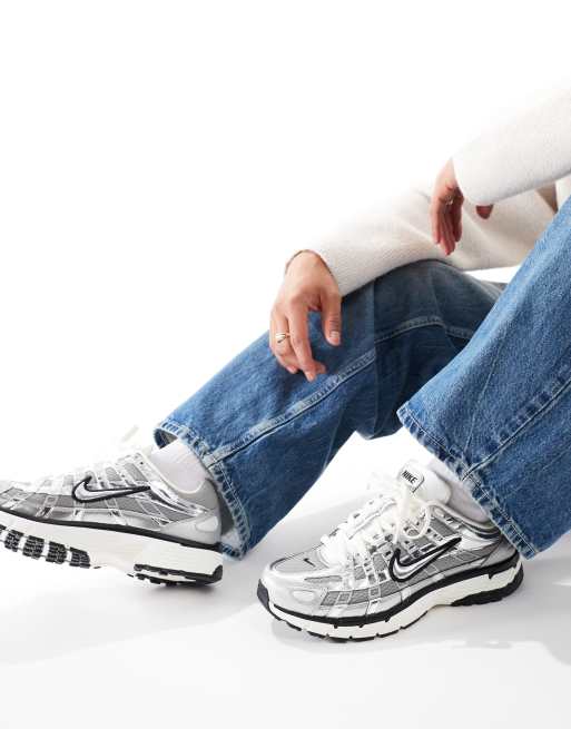 Nike - P-6000 - Uniseks sneakers in metallic zilver 