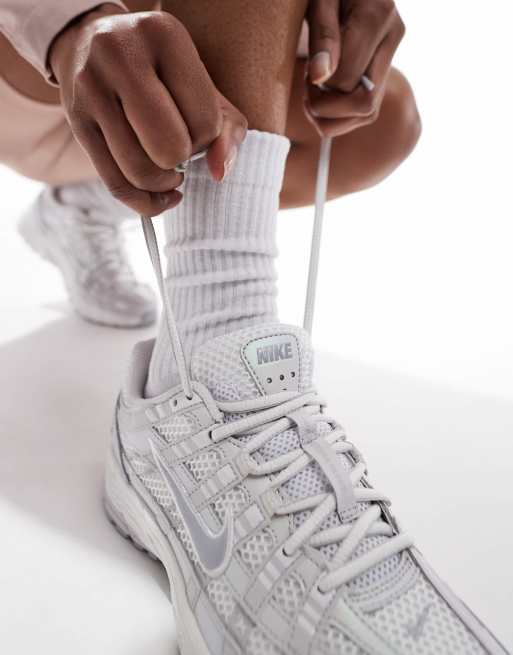 Nike - P-6000 - Uniseks sneakers in wit en grijs, 3 van 5