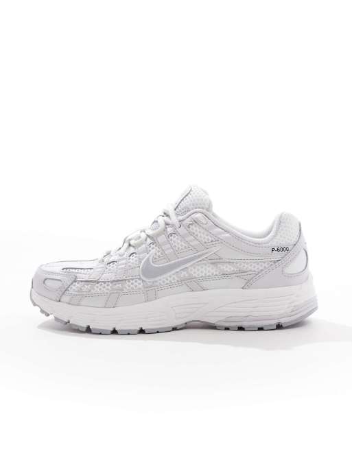 Nike - P-6000 - Uniseks sneakers in wit en grijs, 4 van 5