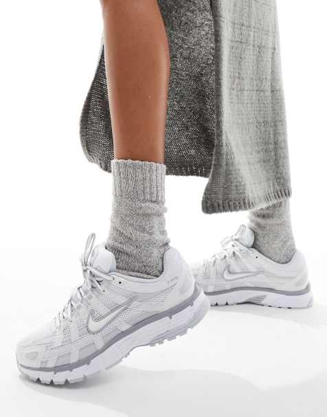 Nike - P-6000 - Uniseks sneakers in wit en zilver - view 1