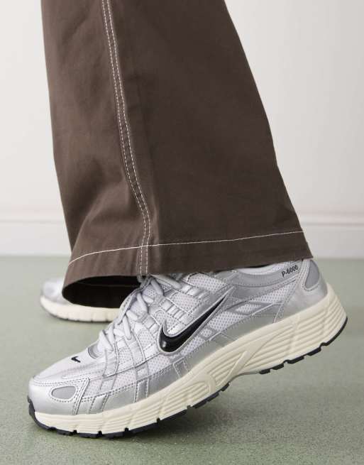 Nike - P-6000 - Uniseks sneakers in wit en zilver, 2 van 5
