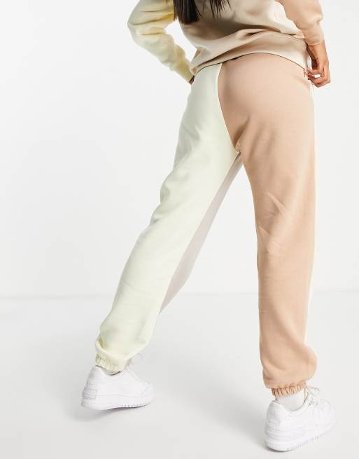 Nike Pantalon de jogging effet color block logo virgule