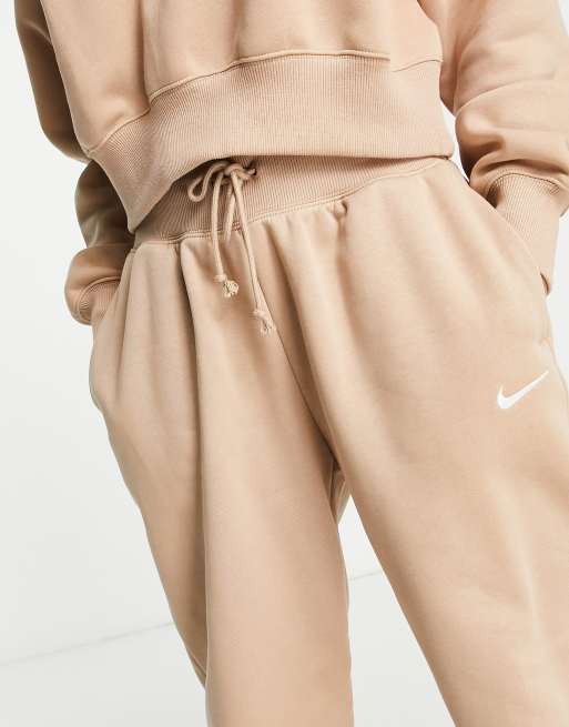 Nike - Pantalon de jogging oversize à taille haute et petit logo virgule -  Marron chanvre