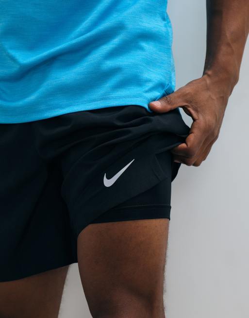 Nike - pantalones cortos Miler Dri-FIT 7 inch 2 en 1 en negro, 3 de 5