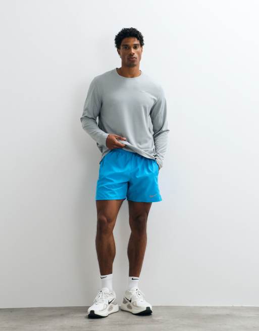 Nike - pantalones cortos Miler Dri-FIT de 5 pulgadas en azul, 2 de 5