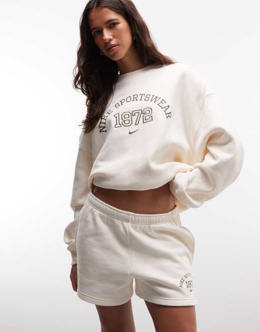 Nike - pantalones cortos varsity Studio Fleece en crema, 2 de 5