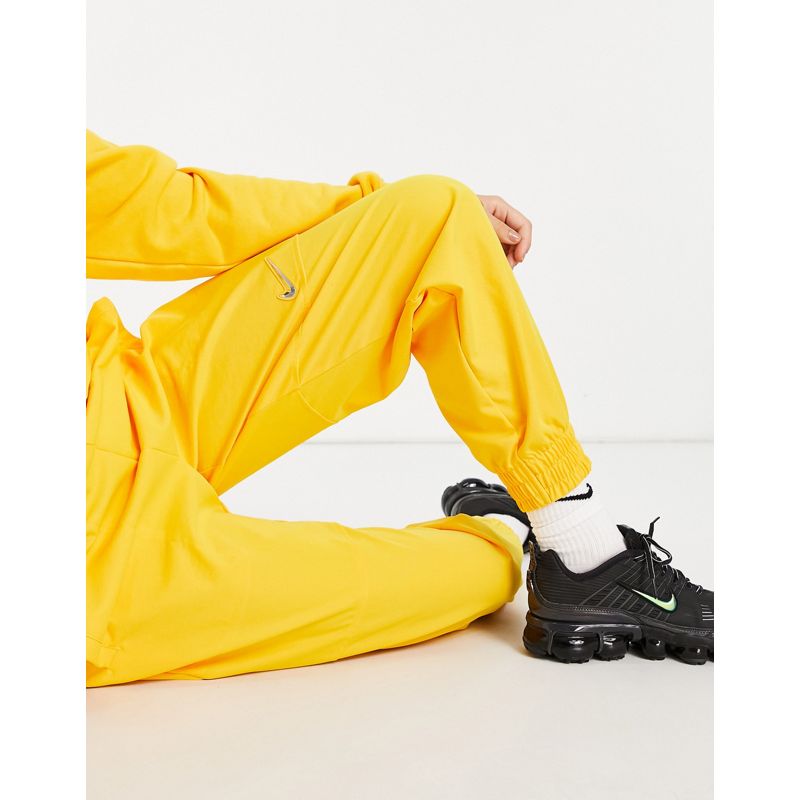 Joggers Donna Nike - Pantaloni in giallo oro con logo Nike