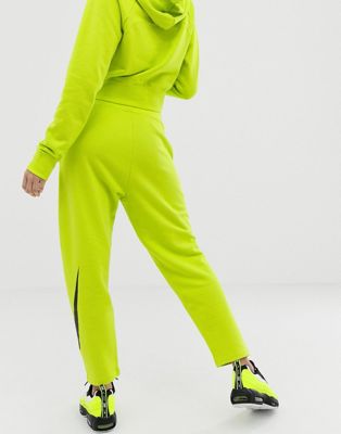 Nike - Pantaloni sportivi giallo fluo con logo | ASOS