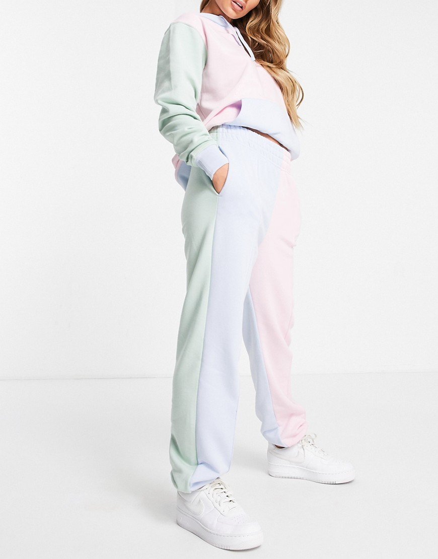 nike -  – Pastellfarbene Oversized-Jogginghose in Colourblock-Optik mit kleinem Metallic-Swoosh-Logo-Mehrfarbig
