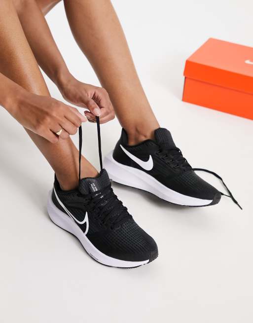 distrito policía lanza Nike Pegasus 39 sneakers in black and white | ASOS