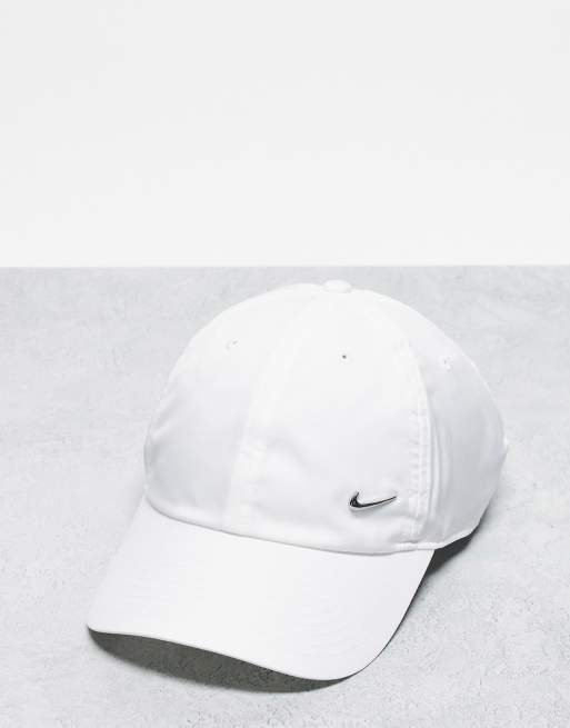 Nike Pet met metalen swoosh in wit ASOS