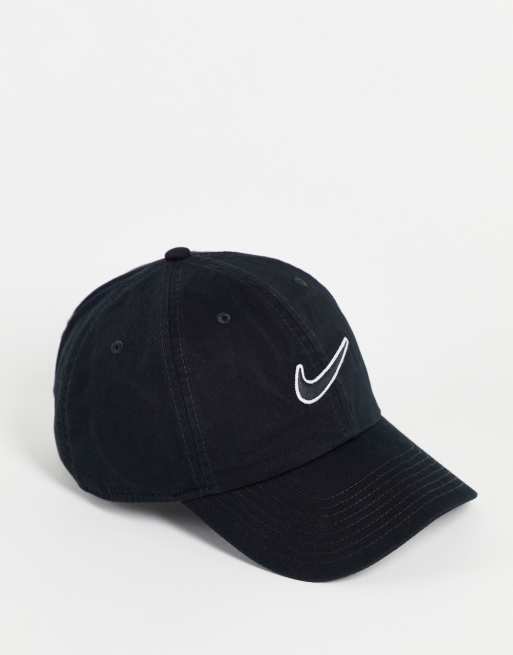 Nike Pet Met Swoosh En Geborduurd Logo In Zwart Asos