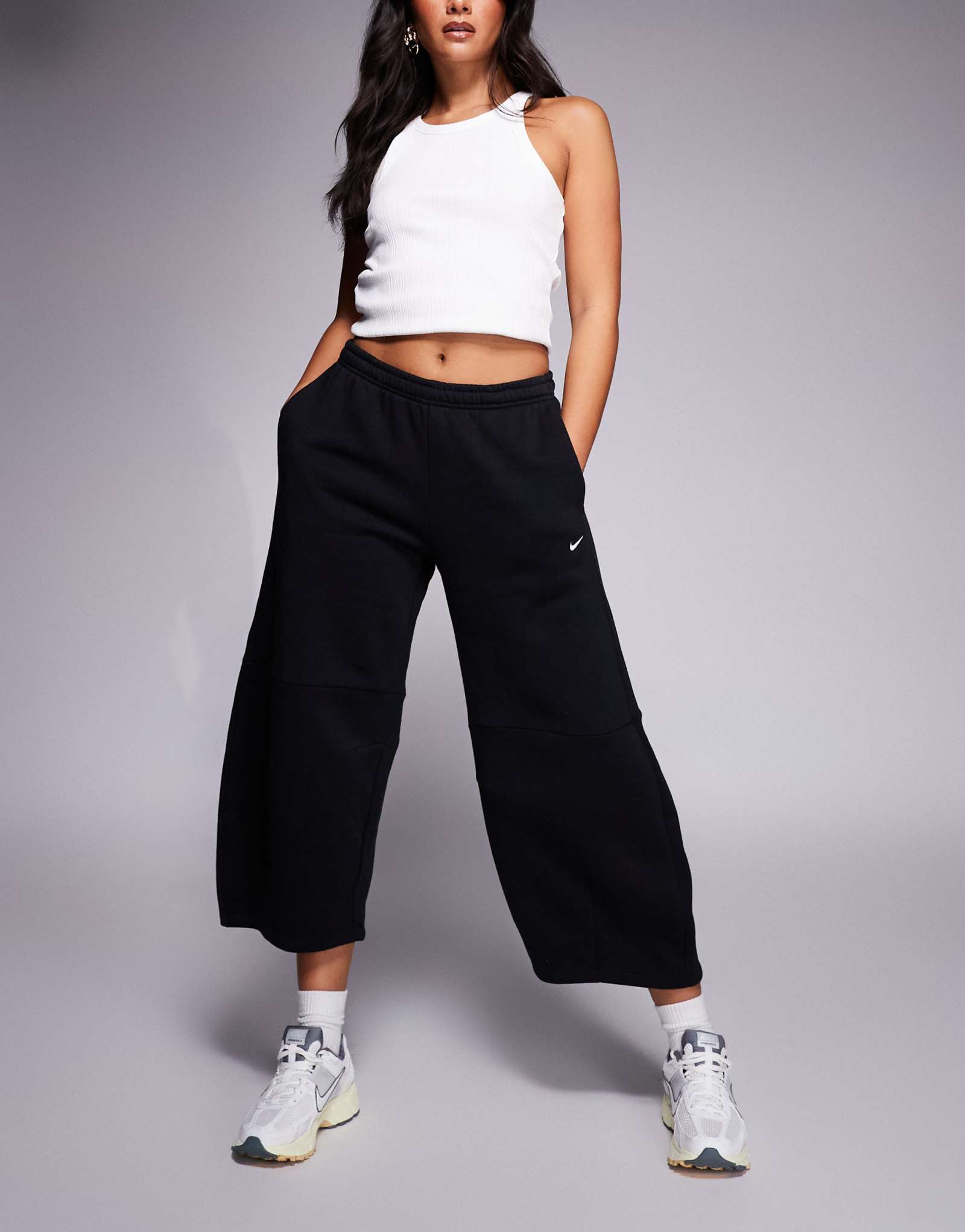 Брюки Nike Phoenix barrel leg черного цвета