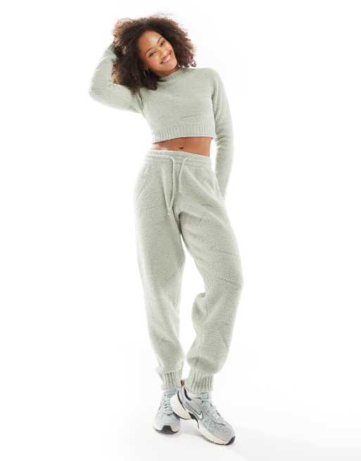 Nike - Phoenix - Bouclé joggingbroek met hoge taille en swoosh-print in lichtgroen